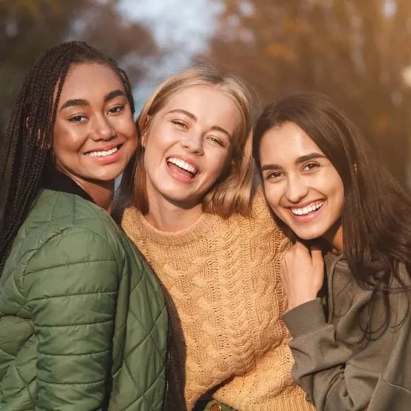 portrait-of-three-young-girlfriends-spending-time--95BCCJ5 egg donors
